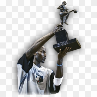 Kevin Garnett With His 2004 Nba League Mvp Trophey - Crucifix, HD Png Download