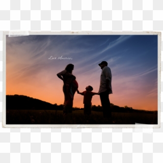 Silhouette Of Pregnant Mom And Her Family At Sunset - Silhouette, HD Png Download