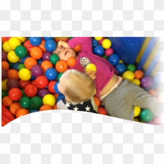 Little Girl And Boy Playing On A Bunch Of Small Balls - Ball Pit, HD Png Download