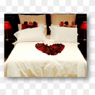 Arrange Rose Petals On Bed To Spell Out I Love You - Bed With Love Petals, HD Png Download