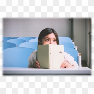 Female Student Girl Peeking Behind Book Library Table - Vluchtelingenkinderen Onderwijs, HD Png Download